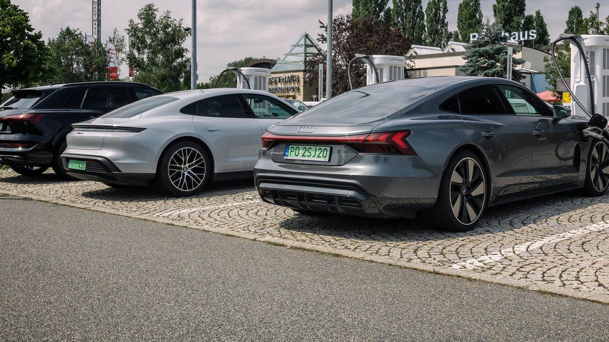 Samochody elektryczne na stacji ładowania