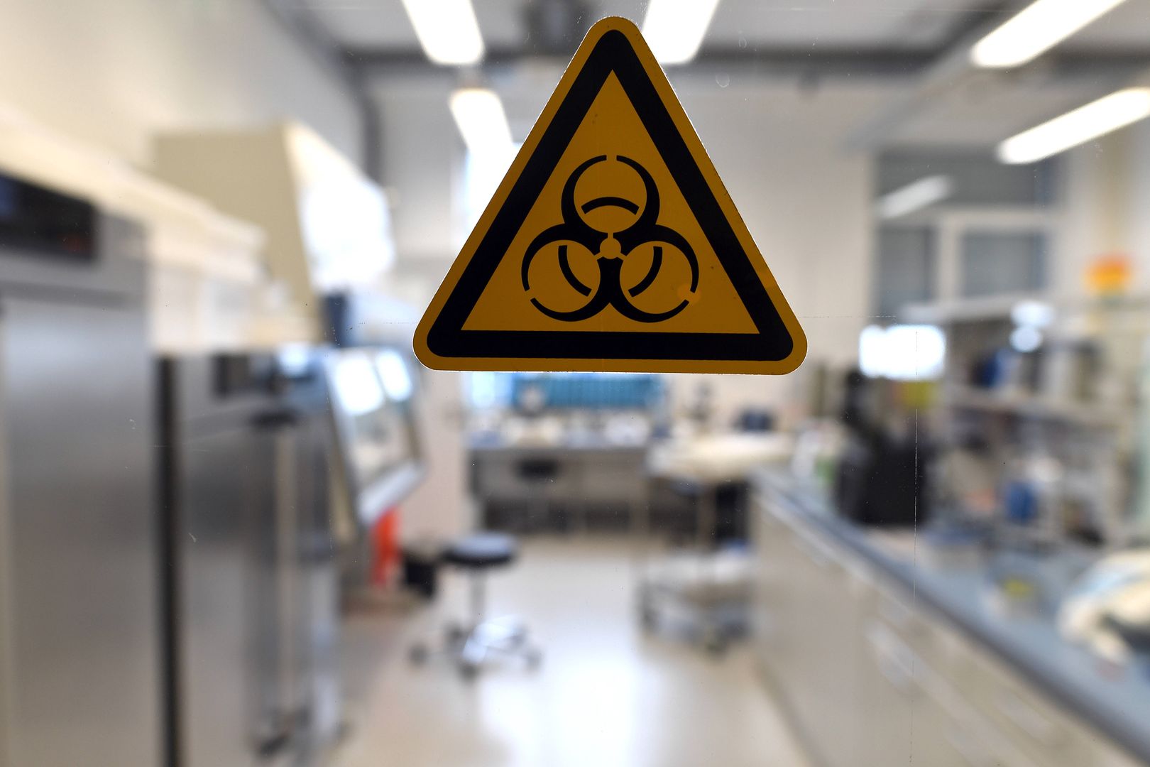 Special laboratory unveiled at regional environmental agency
A 'Biological Hazard' sign in Duesseldorf, Germany, 08 November 2016. The State Environmental Agency of North Rhine-Westphalia has unveiled a special laboratory purpose-built for the study of Legionella. The new research facility is the first belonging to the state designed for the examination of the dangerous bacteria. Photo: Federico Gambarini/dpa 
Dostawca: PAP/DPA.
Federico Gambarini
lab, illness, medicine