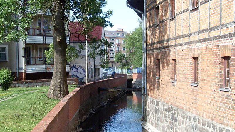 Rzeka Niezdobna płynie przez centrum Szczecinka