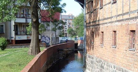 Szczecinek. Kobieta wjechała samochodem do rzeki. Wszystko przez... pierogi