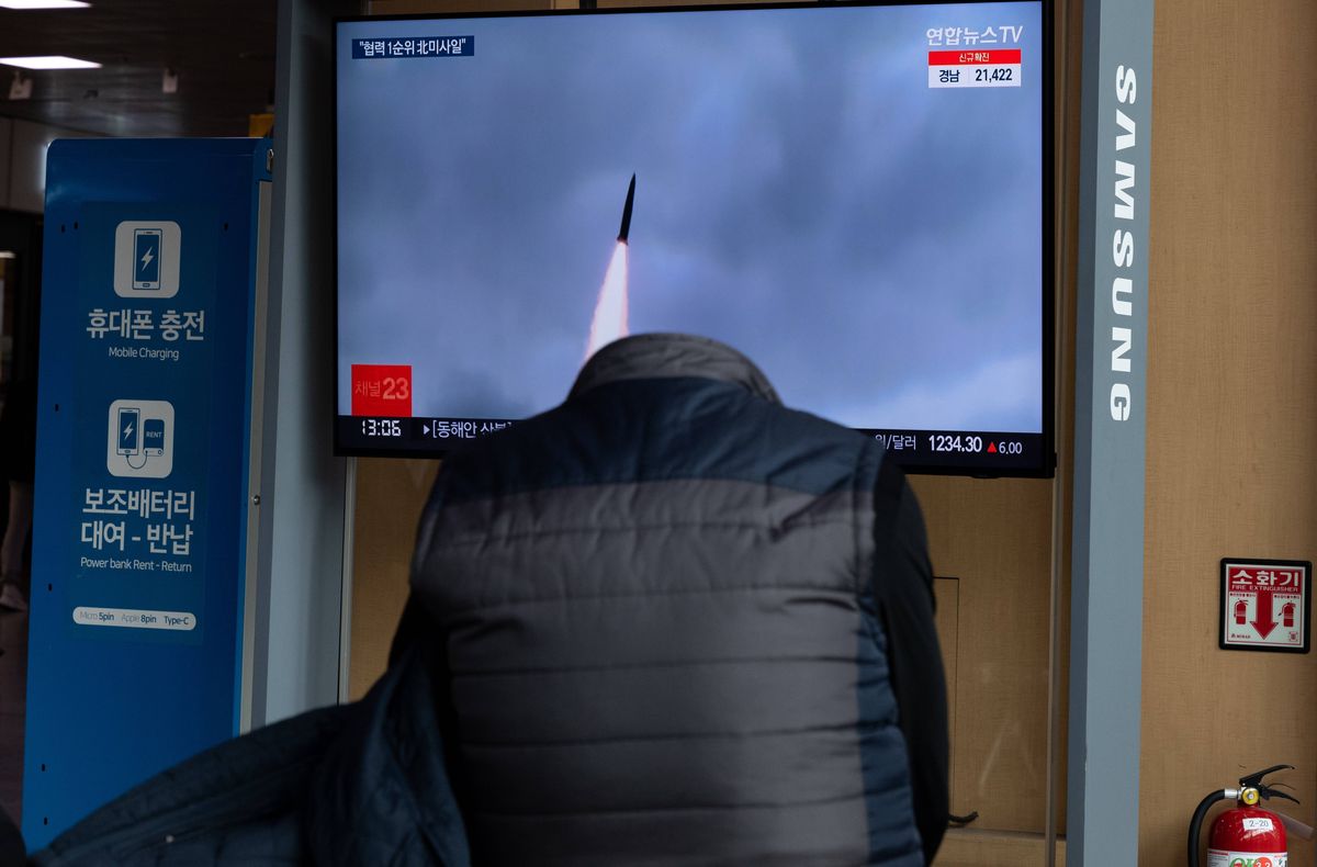 Seul. Mężczyzna ogląda wiadomości 