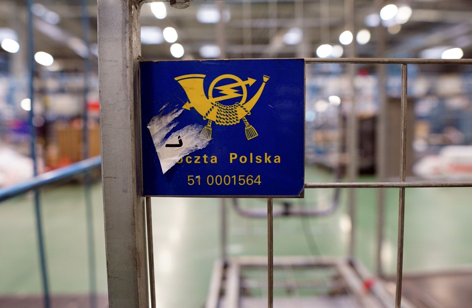 Na bieżąco reaguj na podejrzane sytuacje. Jeśli coś wydaje ci się podejrzane podczas oczekiwania na dostawę, nie wahaj się skontaktować bezpośrednio z firmą kurierską.