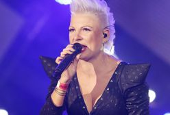 Narożna pozuje w krótkim kombinezonie. Odsłoniła zgrabne nogi