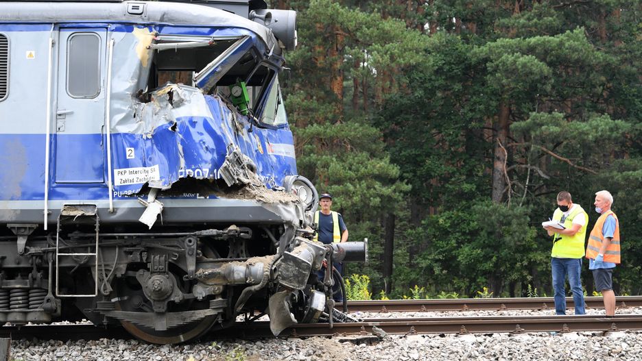 Przędzel, 18.08.2020. Miejsce wypadku w miejscowości Przędzel na Podkarpaciu, gdzie ciężarówka zderzyła się z pocišgiem relacji Lublin - Wrocław. Kierowca auta zginšł na miejscu, maszynista został ranny. Żaden z pasażerów pocišgu nie odniósł obrażeń. (sko) PAP/Darek Delmanowicz