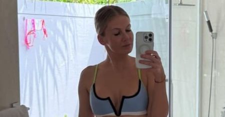 Edyta Pazura hasa po plażach Malediwów, eksponując imponującą figurę w wiązanym bikini