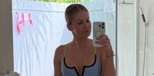 Edyta Pazura hasa po plażach Malediwów, eksponując imponującą figurę w wiązanym bikini