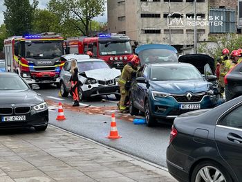 Karambol 6 pojazdów we Włochach. Trzy osoby ranne. Ulica zablokowana