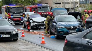 Karambol 6 pojazdów we Włochach. Trzy osoby ranne. Ulica zablokowana