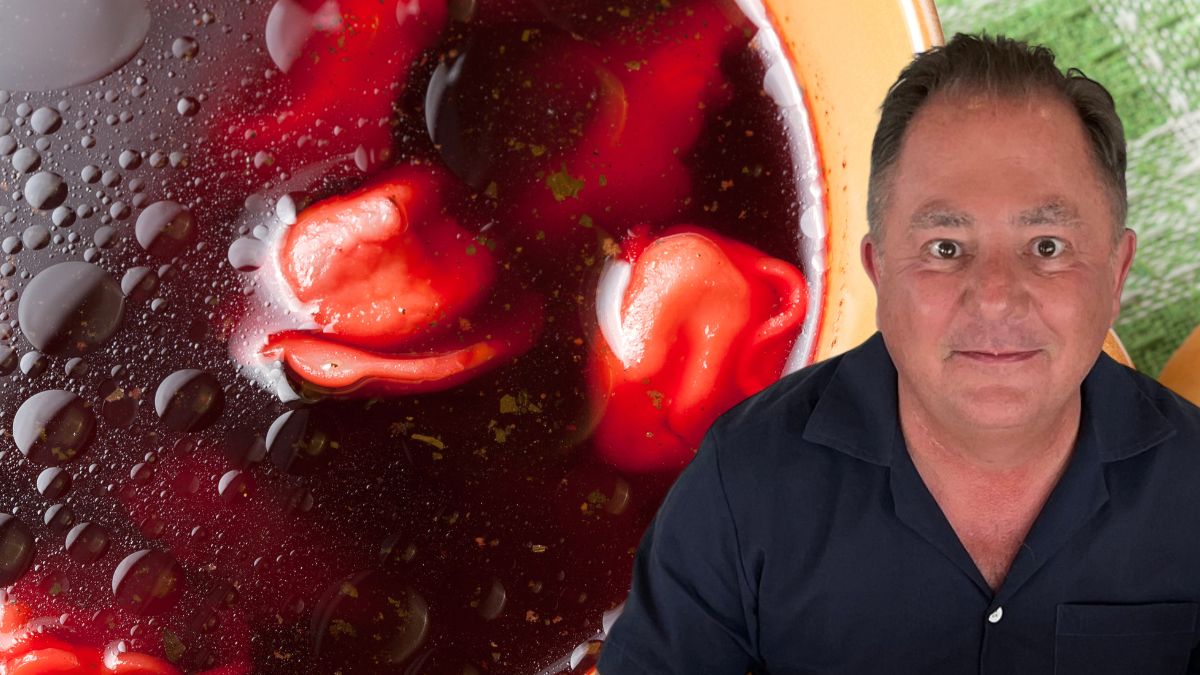 Robert Makłowicz robi barszcz czerwony z trzech różnych wywarów