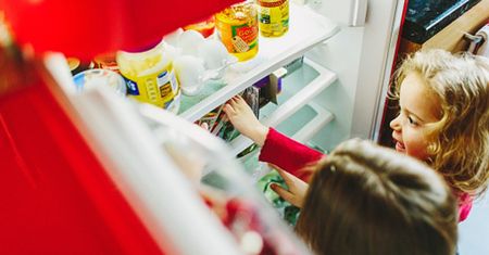Epidemia otyłości wśród dzieci. Jak oduczyć dziecko podjadania?