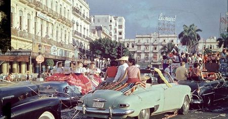 Filmowe kadry pokazują, jak Amerykanie bawili się na Kubie w latach 50.