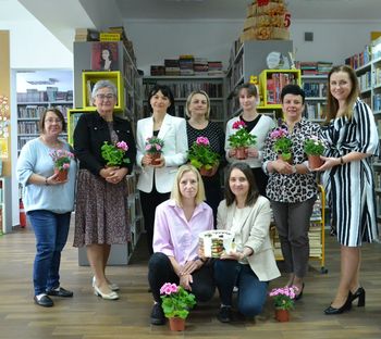 Dzień Bibliotekarza. Był okolicznościowy tort, kwiatki i życzenia