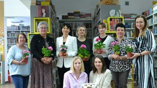 Dzień Bibliotekarza. Był okolicznościowy tort, kwiatki i życzenia