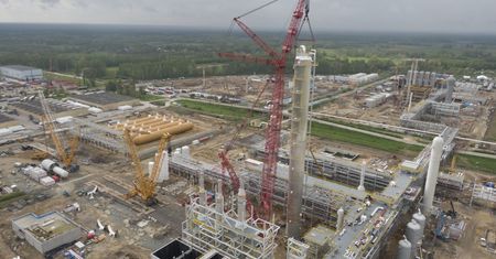 Największy na świecie dźwig w inwestycji Azotów. Blisko 100-metrowa kolumna z gazem już stoi