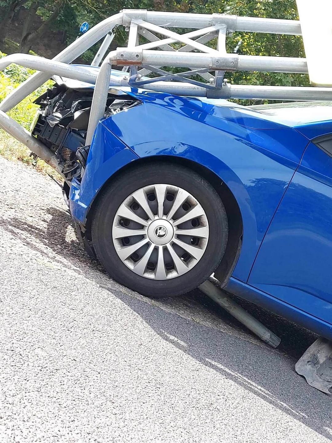 Skoda uderzyła w znak drogowy na ul. Nadbystrzyckiej