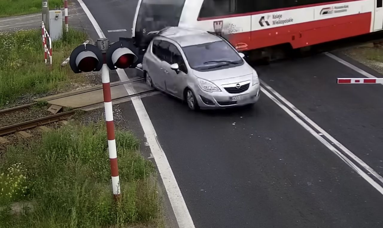 Wypadek na torach. Kierowca wyłamał szlaban