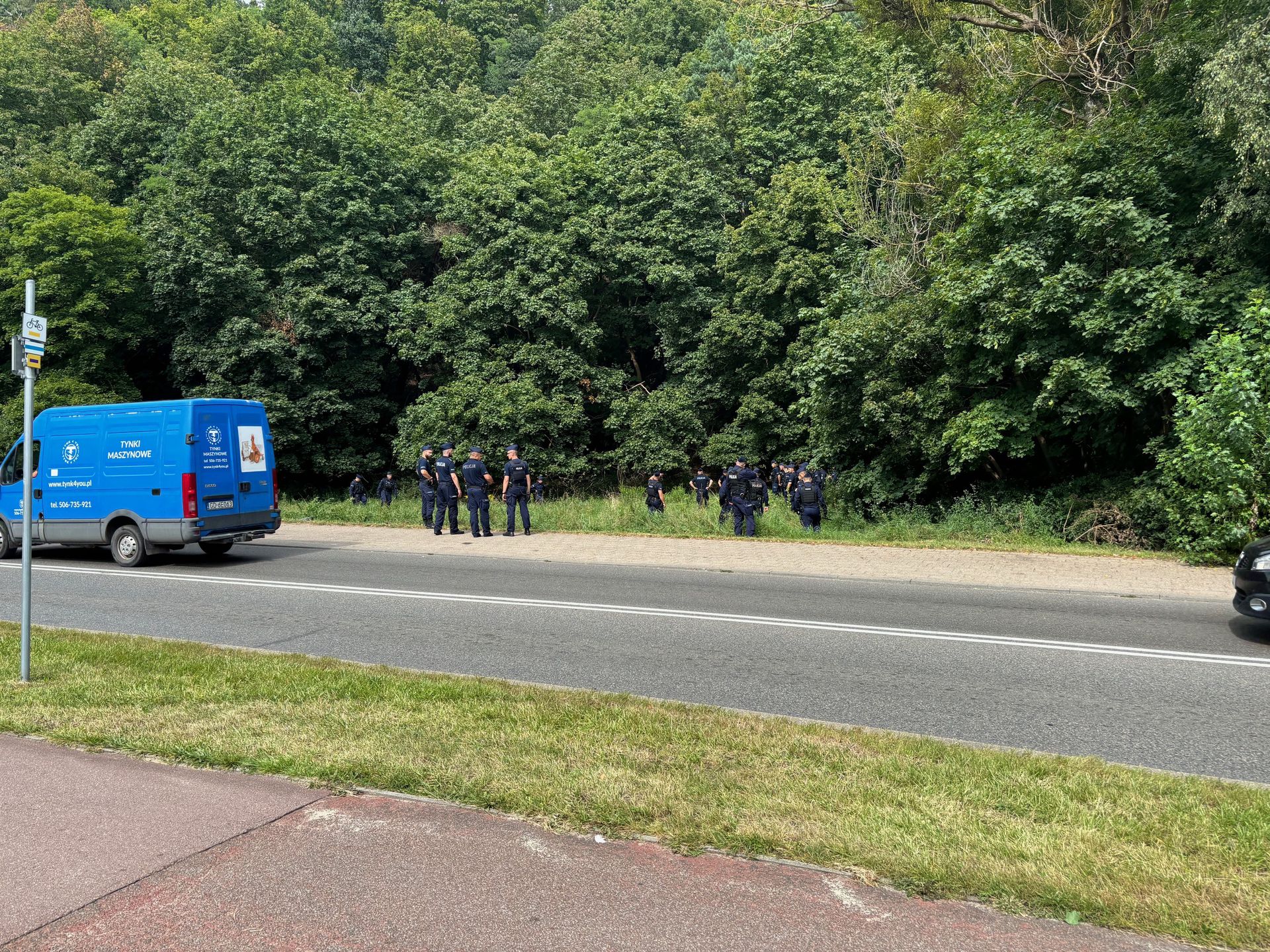 Policjanci poszukują narzędzia zbrodni