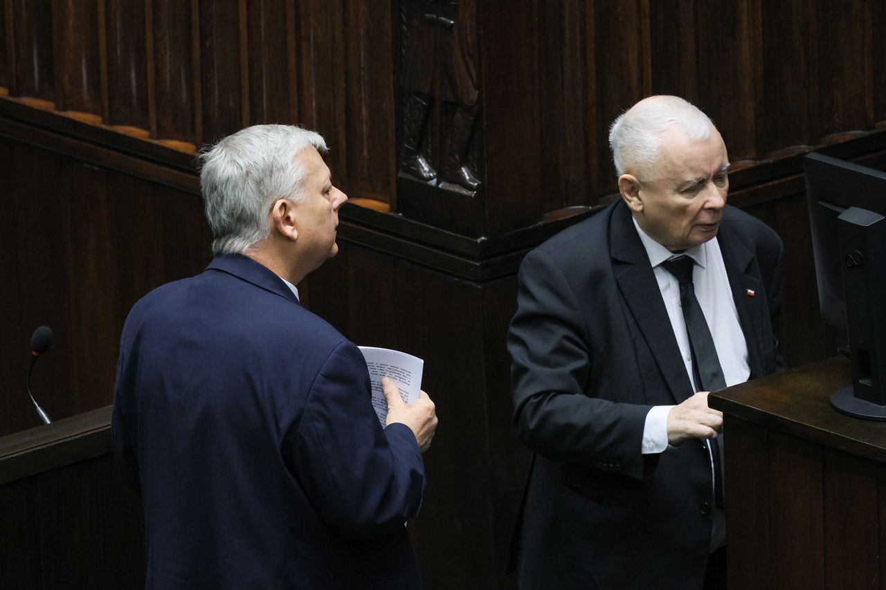 Prezes PiS Jarosław Kaczyński (P) i poseł PiS Marek Suski (L) na sali obrad Sejmu w Warszawie