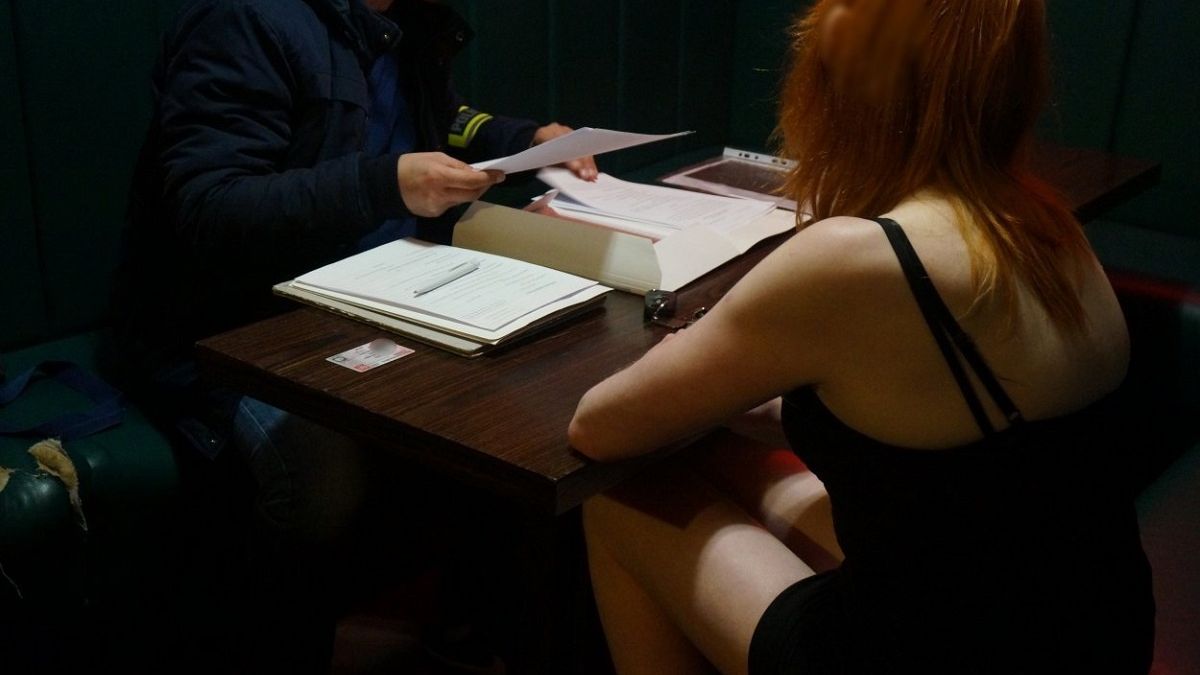 Policjanci rozbili grupę przestępczą zajmującą się handlem ludźmi