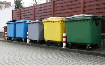 Zwolnienie z opłaty za śmieci dla seniorów. Jakie warunki muszą spełnić?