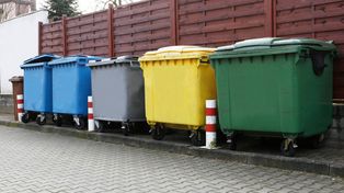 Zwolnienie z opłaty za śmieci dla seniorów. Jakie warunki muszą spełnić?