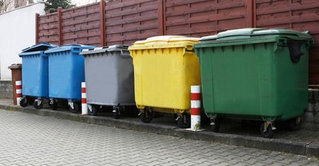Zwolnienie z opłaty za śmieci dla seniorów. Jakie warunki muszą spełnić?