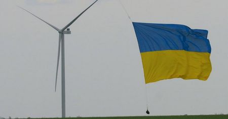 Wiatraki kręcą się, nawet gdy świszczą kule. Ukraina uruchomiła farmę w strefie wojny