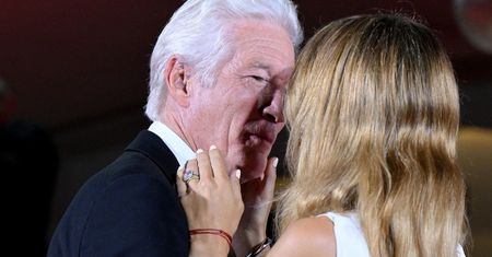 Richard Gere bije pokłony żonie na czerwonym dywanie. Jest młodsza od niego o 30 lat