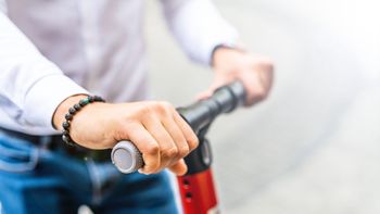 Szara strefa na rynku hulajnóg. Ministerstwo mówi, co chce z tym zrobić