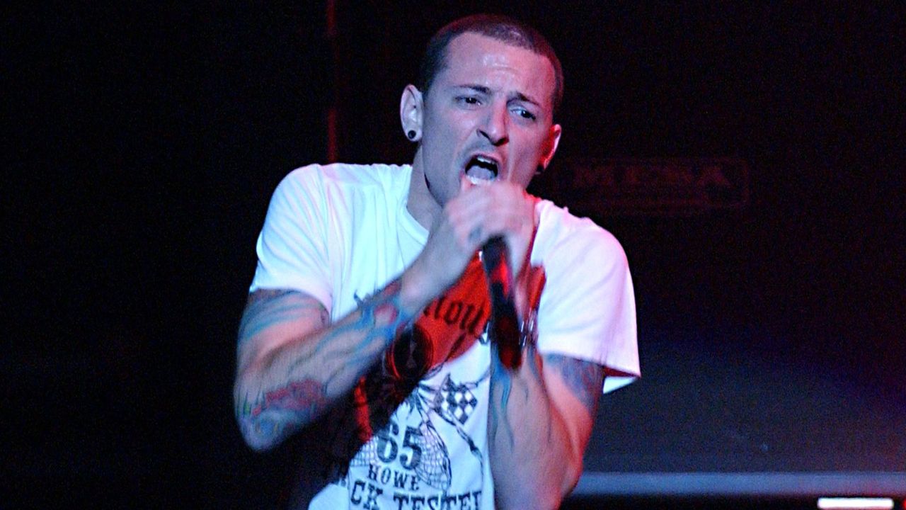 Chester Bennington podczas koncertu.