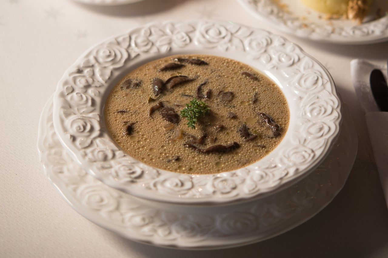 Zupa grzybowa z pęczakiem. Tajemnica smaku tkwi w soku z kiszonki
