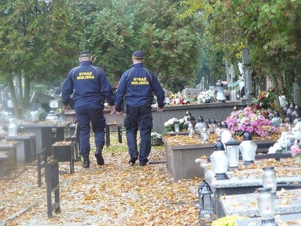 Wszystkich Świętych coraz bliżej — jak zabezpieczyć grób przed kradzieżą? Poradnik bezpieczeństwa