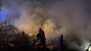 Pożar budynku gospodarczego w Prabutach. Ogień zagrażał pobliskim obiektom