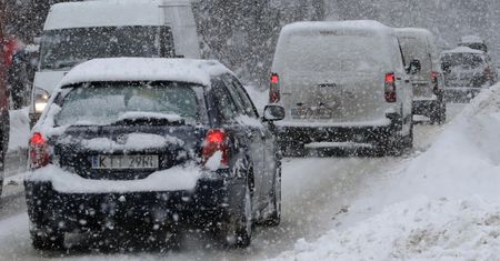 Burze śnieżne i porywisty wiatr. "Mamy po prostu powrót zimy"