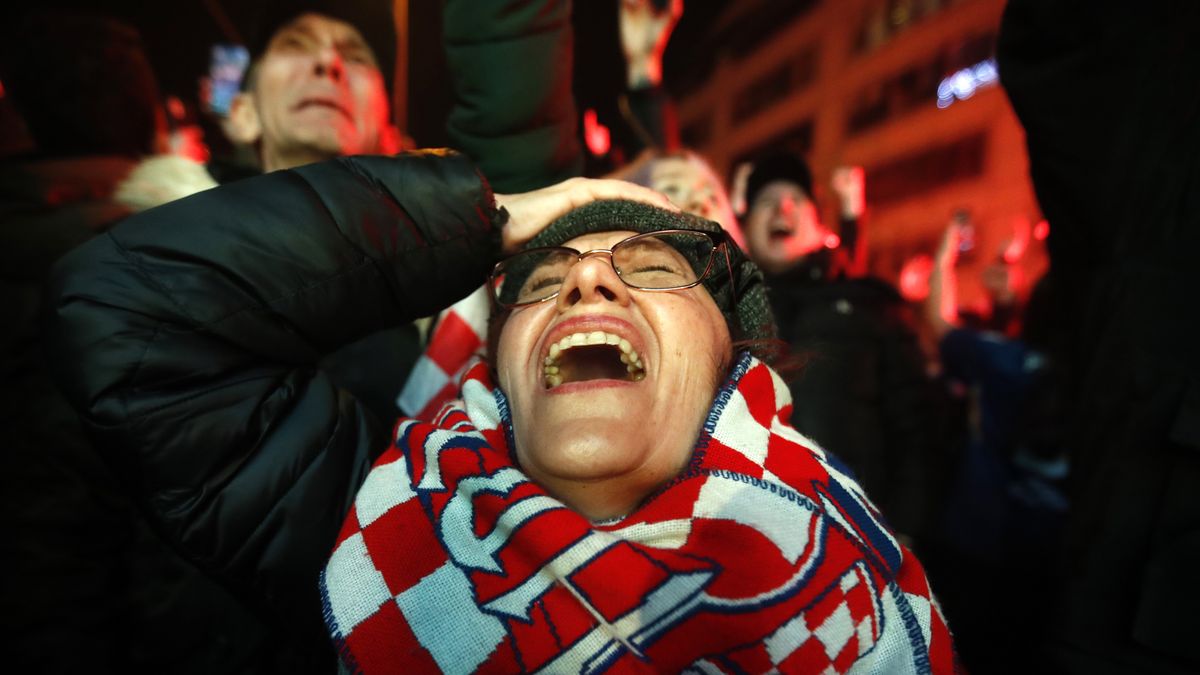 Croatian fans celebrate as they watch the FIFA World Cup 2022 quarter final betewen Croatia and Brazil in Zagreb, Croatia, 09 December 2022. Croatia won the match in penalty shoot-out. EPA/ANTONIO BAT Dostawca: PAP/EPA.