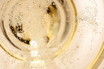 Popularny alkohol może zawierać pestycydy. Efekt? Chora wątroba i tarczyca