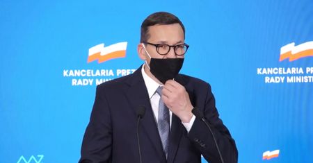 Wpadka premiera na konferencji prasowej. Wszystko przez maseczkę
