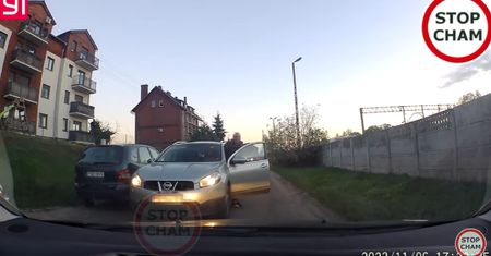 Wąska jezdnia i wielkie ego kierowców. "Szukaj się na Stop Chamie!"