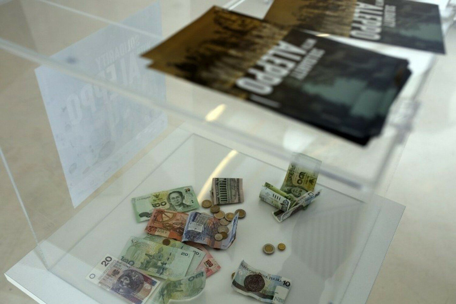 Choć pieniądze wydane są bezterminowo to warto pamiętać, że są one pełnoprawnym środkiem płatniczym tylko jeśli są w odpowiedniej formie, czyli nie uległy zniszczeniu, uszkodzeniu, nie zostały popisane. 

W sytuacji, kiedy pieniądze uległy zniszczeniu mamy obowiązek je bezpłatnie wymienić, bo tracą one ważność, a w niektórych sytuacjach nawet wartość. 