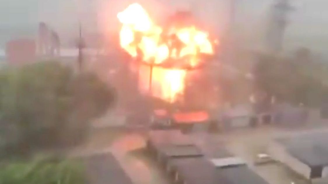 Kadr z amatorskiego nagrania. Świadek uchwycił wybuch, do którego doprowadziły ulewne deszcze.