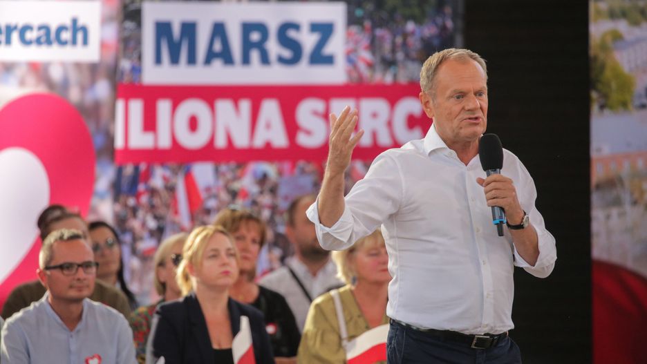 Ostróda, 27.07.2023. Przewodniczący PO Donald Tusk przemawia na spotkaniu z sympatykami w Amfiteatrze w Ostródzie, 27 bm. (aldg) PAP/Tomasz Waszczuk