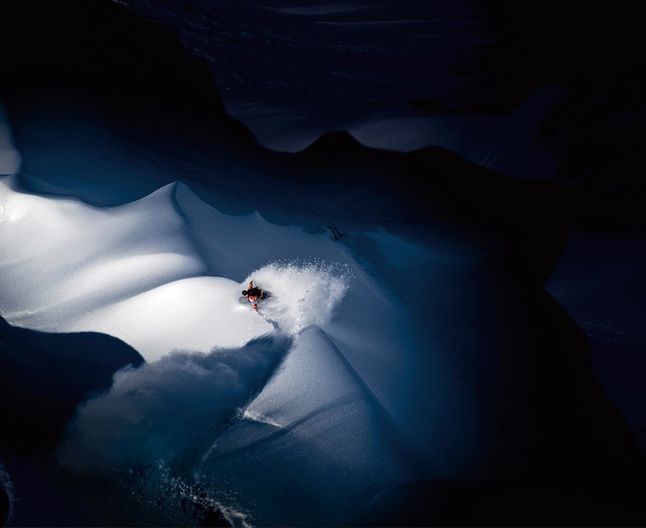 4 Scott Serfas - zwycięzca w kategorii Illumination. Zdjęcie zrobione na planie filmu o snowboardzie - "Art of Flight". Do kręcenia filmu używano śmigłowców; z pokładu jednego z nich fotograf wykonał zwycięski kadr. © Scott Serfas /  Red Bull Illume