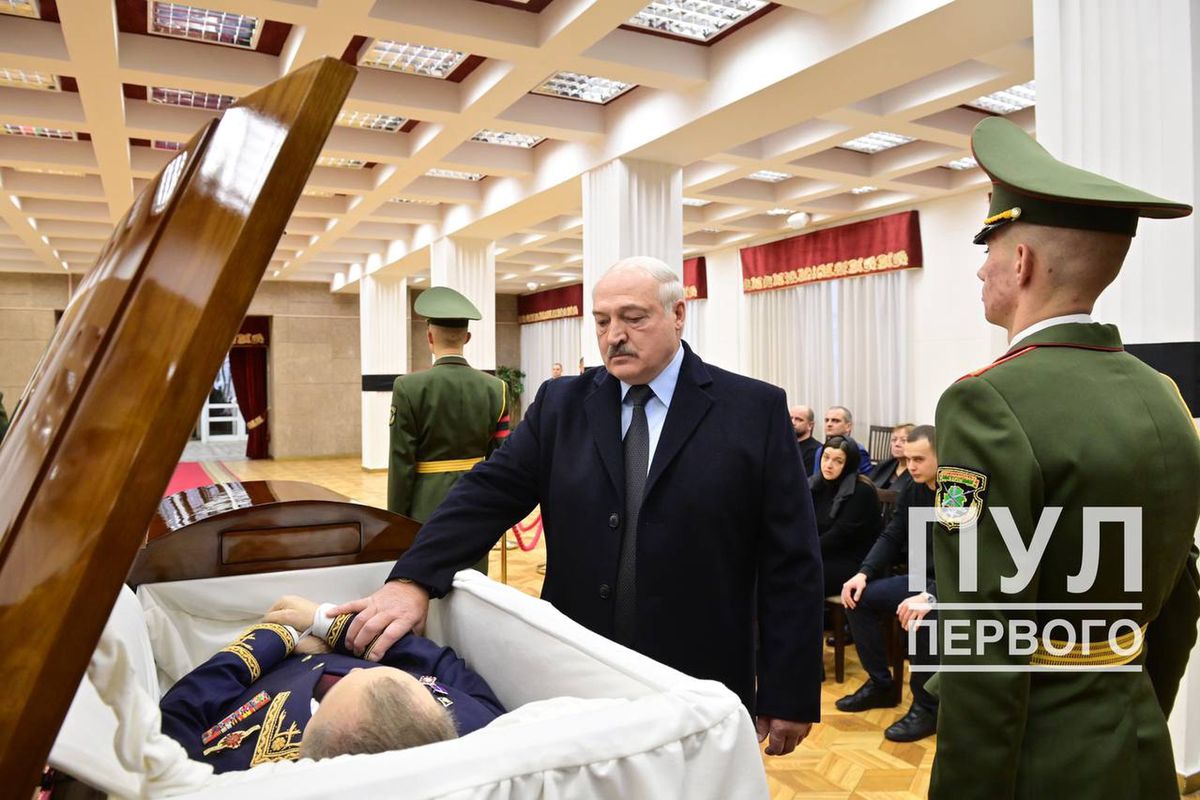 Pogrzeb szefa MSZ Białorusi. Wymowne zdjęcie Łukaszenki
