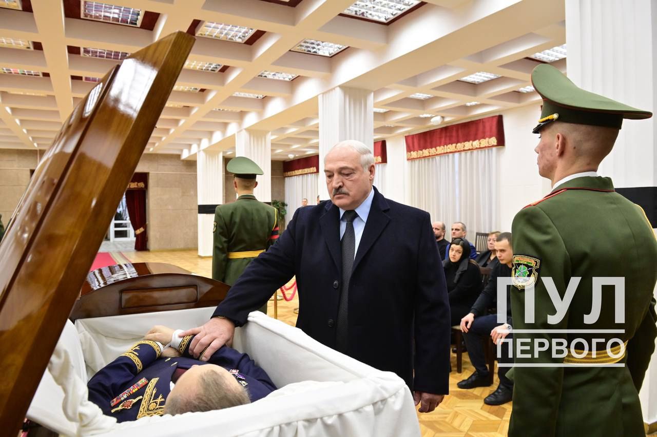 Pogrzeb szefa MSZ Białorusi. Wymowne zdjęcie Łukaszenki