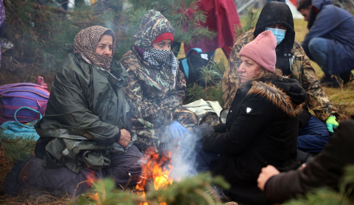 Migranci koczujący przy granicy polsko-białoruskiej