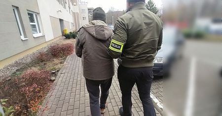 80-latek potrącił pieszego i uciekł. Dzięki pracy policji został zatrzymany i usłyszał zarzuty