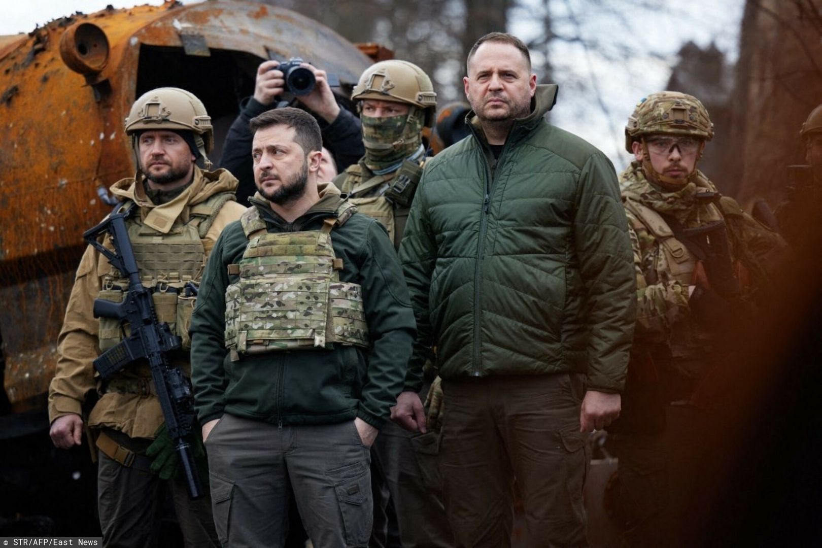 Prezydent Wo?odymyr Ze?enski odwiedzi? Bucz?A handout picture taken and released on April 4, 2022 by Ukrainian presidential press service shows Ukainian President Volodymyr Zelensky (C) visiting the town of Bucha, northwest of the Ukrainian capital Kyiv. - Ukraine's President Volodymyr Zelensky said on April 3, 2022 the Russian leadership was responsible for civilian killings in Bucha, outside Kyiv, where bodies were found lying in the street after the town was retaken by the Ukrainian army. The Russian Defense Ministry rejected accusations the same day argueing that Russian forces left Bucha on March 30 while evidence of killings was presented four days later. (Photo by AFP) / RESTRICTED TO EDITORIAL USE - MANDATORY CREDIT "AFP PHOTO /UKRAINIAN PRESIDENTIAL PRESS SERVICE/NO MARKETING NO ADVERTISING CAMPAIGNS - DISTRIBUTED AS A SERVICE TO CLIENTSSTR