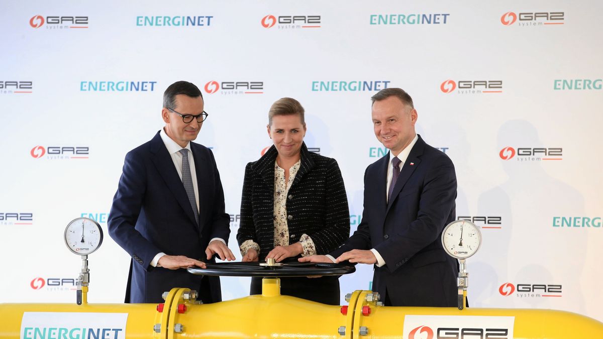 Na zdjęciu premier Mateusz Morawiecki, premier Danii Mette Frederiksen, prezydent Andrzej Duda podczas uroczystego uruchomienia Baltic Pipe