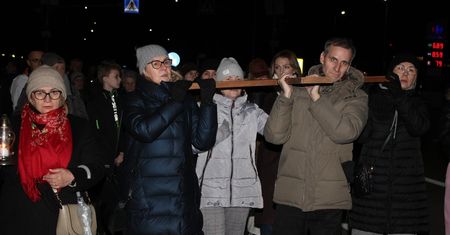 Droga Krzyżowa ulicami Radomska. Wierni w drodze z kościoła NMP Królowej Polski do parafii św. Lamberta