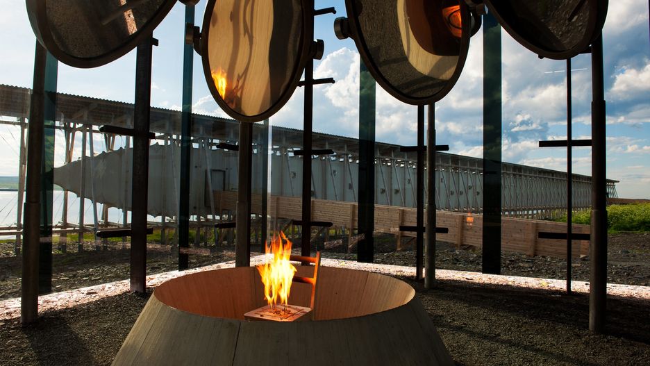 Pewnego dnia zobaczyłam rzeźbę Louise Bourgeois, której nie znałam wcześniej. Przedstawiała metalowe krzesło, na którego siedzeniu płonął ogień. Mocno mnie to zaintrygowało, więc zaczęłam szukać głębiej. 